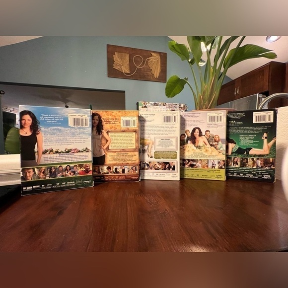 Weeds Season 1 through 5 DVD Box Sets - Picture 4 of 4